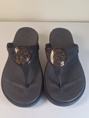 Crocs Sanrah Wedge Flip Flop Black  Gold/Circle Medallion Size 6
